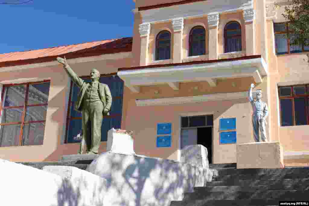 Памятник Ленину у здания сельского клуба.