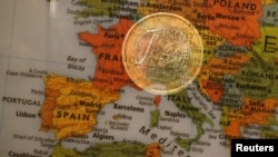 1 евролук сөлкөбай (монета) Европанын картасынын бетинде.