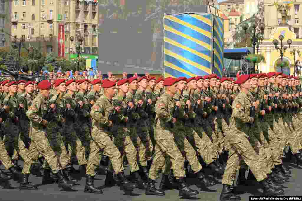 Украина қарулы күштерінің сарбаздары Тәуелсіздік күніне арналған әскери парад кезінде. Киев, 24 тамыз 2014 жыл.