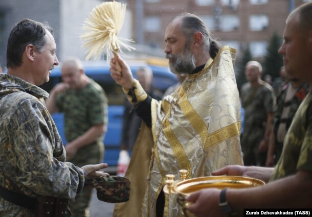Священник благословляет российского полковника Игоря Гиркина (Стрелкова), который в то время был одним из главарей группировки 