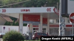 Ruska naftna kompanija Lukoil je drugi prometnik naftnih derivata po broju benzinskih stanica na srpskom tržištu (fotografija sa jedne od Lukoil pumi u Srbiji)