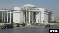 Adalat köşgi, Aşgabat.