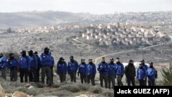 حضور مأموران امنیتی اسرائیل در ارتفاعات مشرف به شهرک آمونا، در نزدیکی رام‌الله، با هدف تخلیه این شهرک. هفته گذشته دیوان عالی اسرائیل حکم به تخلیه این شهرک یهودی‌نشین داد.