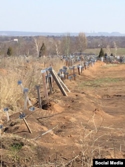 Могили бойовиків на цвинтарі Єнакієва, що з'явились після боїв під Дебальцевим