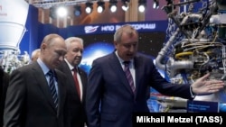 Rusiya Prezidenti Vladimir Putin və Roskosmos rəhbəri Dmitry Rogozin (sağda)