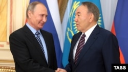 Russian President Vladimir Putin (left) and Kazakh President Nursultan Nazarbaev (file photo)