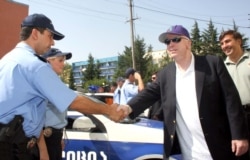 Реформированная грузинская полиция приветствует американского сенатора Джона Маккейна в Тбилиси в августе 2006 года