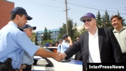 Реформована грузинська поліція зустрічала американського сенатора Джона Маккейна в Тбілісі у серпні 2006 року. Позаду Маккейна – тодішній президент Грузії Міхеїл Саакашвілі
