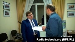 На всі запитання журналіста Тахтай відповідав односкладно: що не знає, про яке відео йдеться