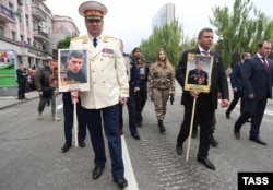 Акция «Бессмертный полк» в Донецке: несут портреты не только воинов «ВОВ», но и боевиков «ДНР» (9 мая 2017 года)