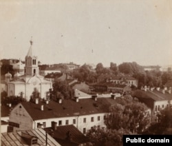 Менская Праабражэнская царква (былы касьцёл кляштару бэнэдыктынак), дзе ў 1942 годзе праходзіў Сабор БПЦ, на якім прымаўся статут Аўтакефальнай царквы. Стаяла на месцы цяперашняга кінатэатру "Перамога". Здымак з фондаў Бібліятэкі Кангрэсу ЗША.