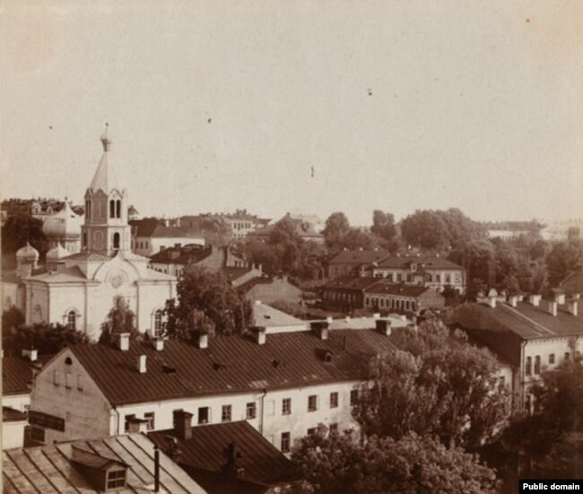 Минская Преображенская церковь (бывший костел монастыря бенедиктинок), где в 1942 году проходил Собор БПЦ, на котором принимался устав Автокефальной церкви. Стояла на месте нынешнего кинотеатра "Победа". Снимок из фондов Библиотеки Конгресса США.
