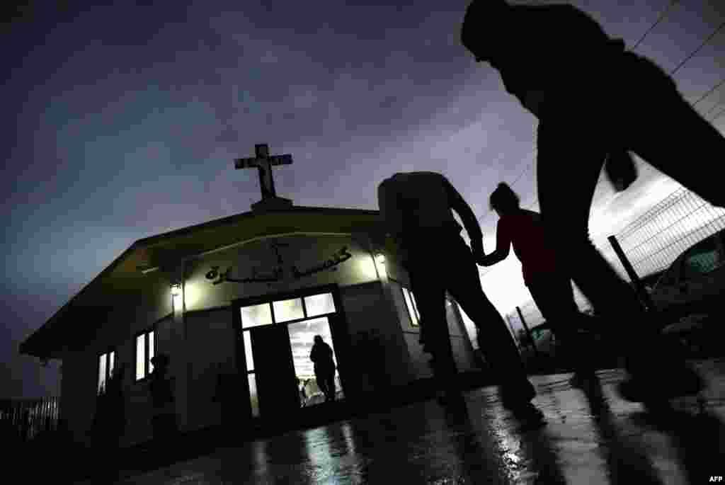 Iraqi Christians, who fled violence in the northern city of Mosul after Islamic State militants took control of the area, arrive for a mass at the Syriac Catholic church at the Ashti camp in Irbil, Iraq on November 8, 2015. (AFP/Safin Hamed)