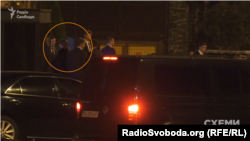 Луценко проводжає президентське подружжя до автівок