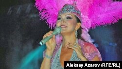 Дарига Назарбаева поет на ретрофестивале «Алма-Ата — моя первая любовь». Алматы, 17 сентября 2011 года.