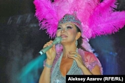 Ретрофестивальде ән айтып тұрған Дариға Назарбаева. Алматы, 17 қыркүйек 2011 жыл.