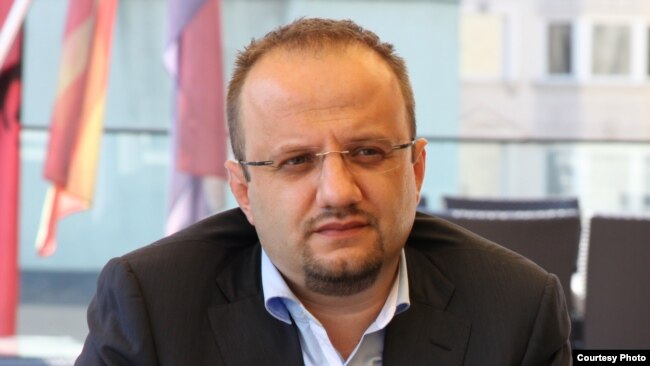 Crkve i džamije bi trebalo zaštititi od politike: Mirnes Kovač