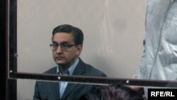 Бывший вице-министр охраны окружающей среды Альжан Бралиев на скамье подсудимых. Астана, 28 сентября 2009 года.