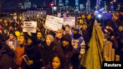 Массовые протесты в Нью-Йорке после решения присяжных не предъявлять обвинений нью-йоркскому полицейскому за смерть афроамериканца. 4 декабря 2014 года.