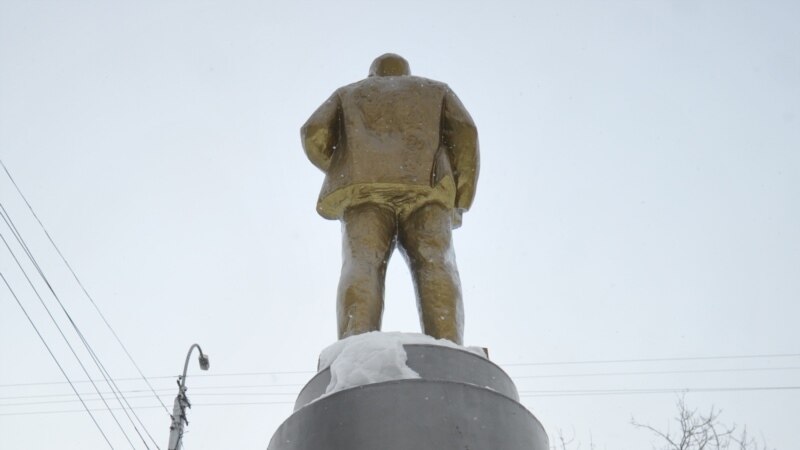 В Новосибирске активистка приковала себя к памятнику Ленину