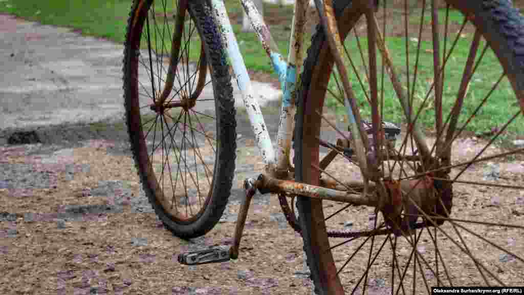 Велосипед, вкритий іржею, в селі Перекоп
