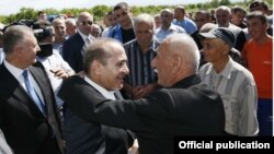 Armenia - Prime Minister Hovik Abrahamian visits villages in Ararat region, 04May2014