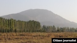 The current quarrel centers around a small mountain known in Uzbek as Ungar-Tepa and Unkur-Too in Kyrgyz, which lies on the undemarcated Kyrgyz-Uzbek border about 10 kilometers from the western Kyrgyz town of Kerben.
