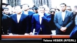 Бывший премьер-министр Казахстана Серик Ахметов (в центре) слушает приговор по своему уголовному делу. Фото с монитора из пресс-комнаты суда. Караганда, 11 декабря 2015 года.