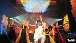 Pop zvezda Filip Kirkorov nastupa u državnoj koncertnoj dvorani "Rusija" tokom dodele godišnjih nagrada "Najveći hit", Moskva, 4. novembar 2000.