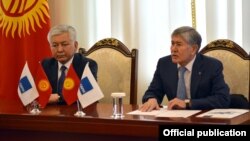 Иса Омуркулов (слева) и Алмазбек Атамбаев. 16 апреля 2018 года.