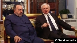 Армянский патриарх Иерусалима архиепископ Нурхан Манукян (слева) и глава МИД Армении Эдвард Налбандян, Иерусалим, 6 ноября 2017 г.