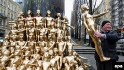 Возле постамента свергнутого в Киеве памятника Ленину установлена инсталляция Татьяны Войтович: сто золотых мальчиков, символизирующих богатство Украины