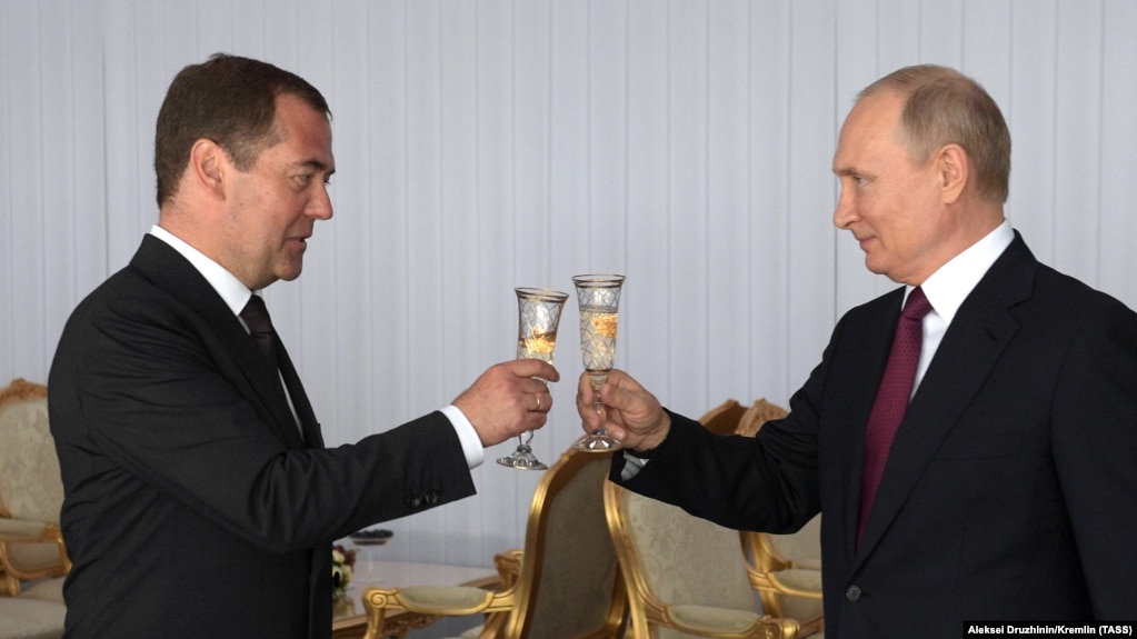 Дмитрий Медведев и Владимир Путин на торжественном приеме в Кремле 12 июня 2019