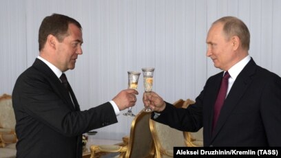 Почему На Фото Медведев Выше Путина