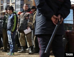 Задержанные сотрудниками Федеральной миграционной службы трудовые мигранты. Москва, 8 апреля 2014 года.