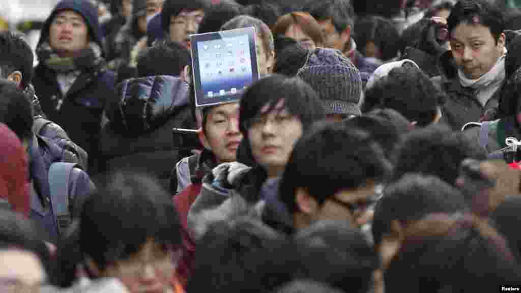 N&euml; Japoni,&nbsp; rreshti i njer&euml;zve jasht&euml; dyqaneve &quot;Apple&quot; p&euml;r t&euml; bler&euml; tablet&euml;n e fundit iPad 3...