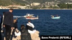 Učesnici protesta su u srijedu popodne isplovili barkama do ostrva i simbolično ga konvojem povezali sa Starim gradom