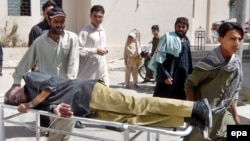 په کوټه کې د وسلوالو په بريد کې ژوبل پوليس سرتېری روغتون کې ته رسول کېږي ـ انځور له ارشيفه