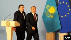 Глава Еврокомиссии Жозе Мануэль Баррозу (слева) и президент Казахстана Нурсултан Назарбаев. Астана, июнь 2013 года.