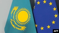 Флаги Казахстана и Евросоюза.