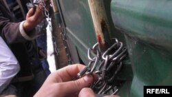 Ukraine - Lviv, journalists of Ekspress paper tied a chain to a Moscow-bound train, 3May 2010