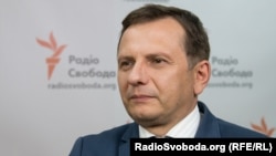 Олег Устенко зауважив, що країни ЄС допомагають Україні з альтернативними логістичними коридорами, але водночас продовжують сплачувати Росії мільярди доларів за енергоносії.