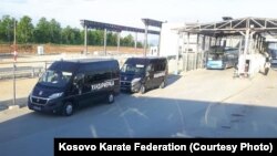 Autobus sa kosovskim karatistima na graničnom prelazu Merdare