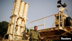 Izrael -- Koloneli Zvika Haimovich i forcave mbrojtëse ajrore izraelite qëndron para sistemit raketor mbrojtës Arrow II (Ilustrim)