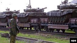 Georgia -- A Russian soldier patrols a military train loaded with tanks of 62nd base in Akhalkalaki at the railroad station of Tsalka some 120 km outside Tbilisi, 15 May 2006