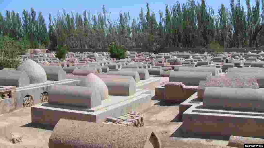 Уйгурское кладбище в Кашкаре