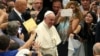 Папа рымскі Францішак сярод вернікаў у Ватыкане
