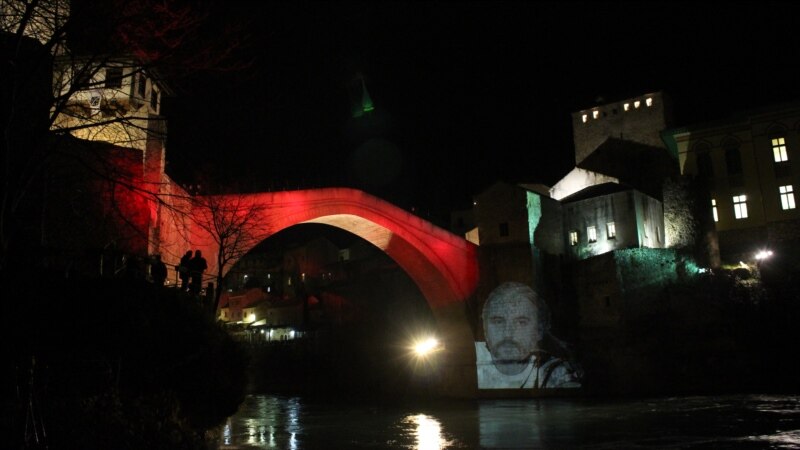 Slika Predraga Lucića osvijetljena uz Stari most