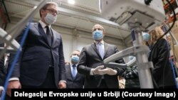 Pomoć EU i Norveške za zdravstvenu krizu COVID-19 u Srbiji, predsednik Srbije Aleksandar Vučić sa ambasadorom EU u Srbiji Semom Fabrizijem, 30. aprila 2020.