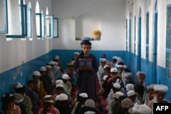 Архивное фото. Афганские мальчики изучают Коран в медресе в Кандагаре. 9 июня 2014 года